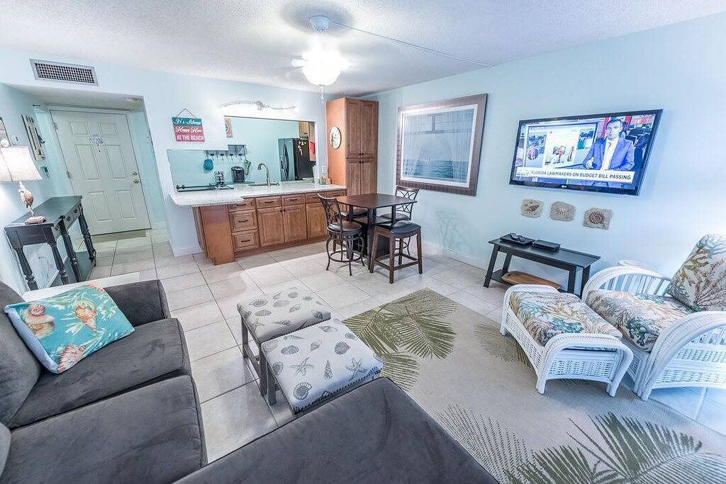 Ganze Wohnung, Wunderschön renovierte Einheit neben dem Cocoa Beach Pier mit Aussicht! in Cocoa Beach, Space Coast