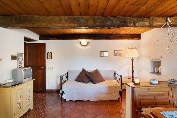 Appartamento intero, Appartamento Antico Granaio con vista sulle montagne, piscina in comune, giardino e Wi-Fi in Vessalico, Alpi Liguri