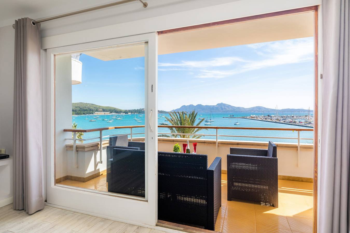 Entire apartment, Holiday Home ‘Apartamento Brisas’ with Sea View, Wi-Fi, A/C & Balcony in Port de Pollença, Pollença