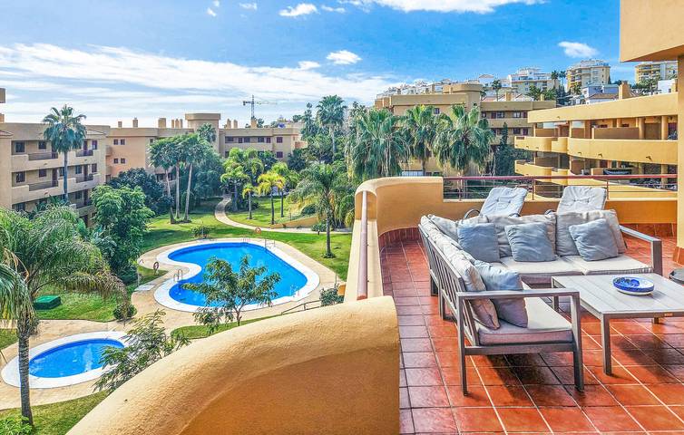 Ganze Ferienwohnung, Apartment mit Meerblick, Pool und Terrasse in La Cala de Mijas, Mijas