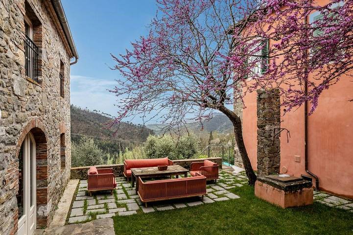 Villa con manantial natural entre los viñedos de Lucca in Lucca, Provincia de Lucca