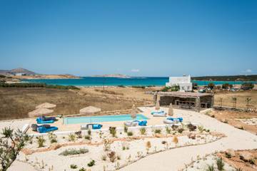 Villa pour 8 personnes, avec jardin et vue sur l’océan ainsi que piscine et terrasse dans Paros