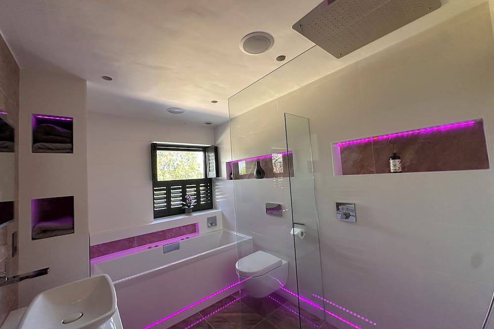 Hilltop Retreat: Panoramic Views, Sunsets, Seclusion, Hot Tub, Fire Pit in North Yorkshire