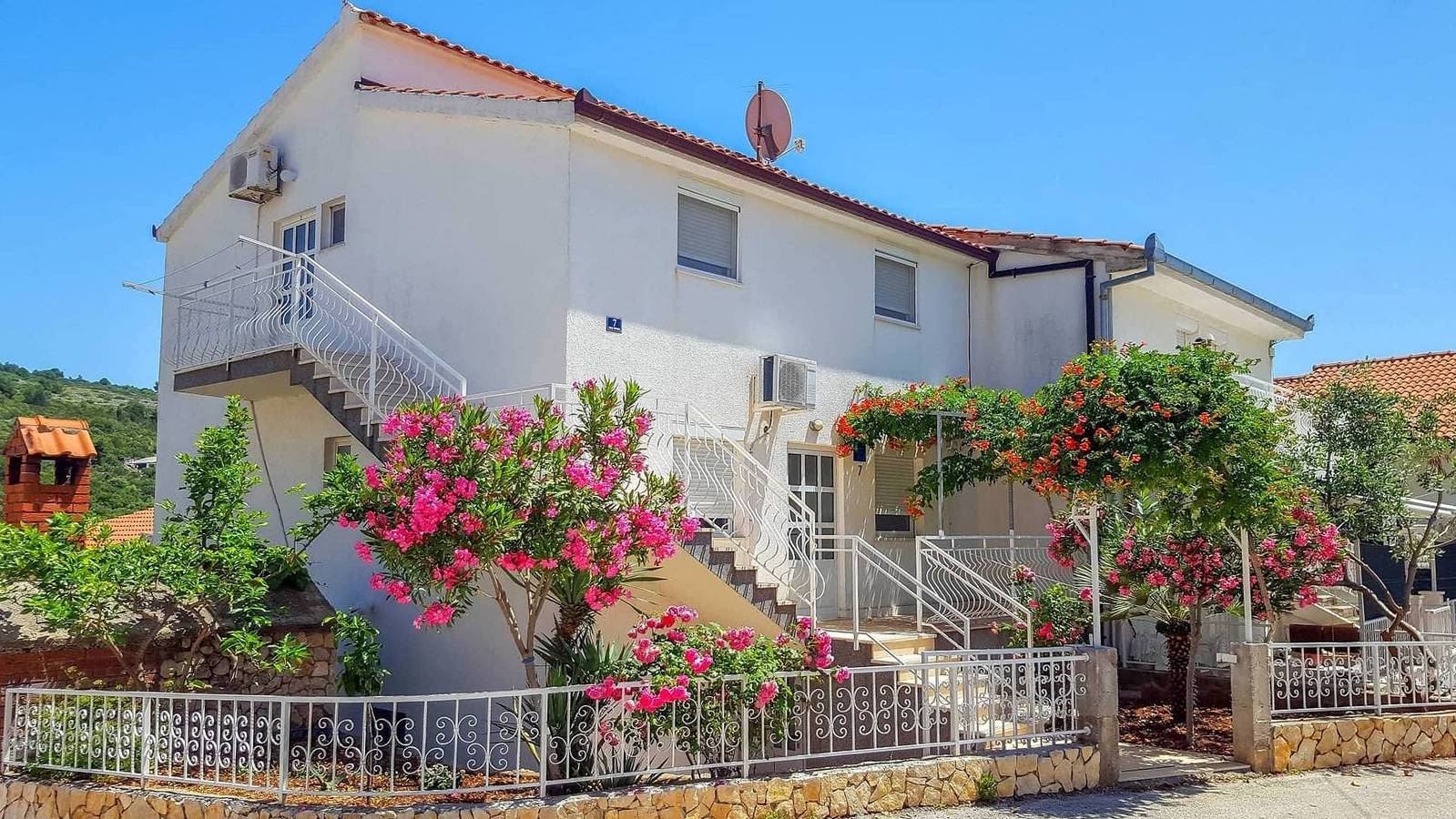 Ganze Wohnung, 2-Zimmer-Ferienwohnung mit Balkon und Meerblick Mavarstica, Ciovo A-25405-c in Okrug Gornji, Ciovo