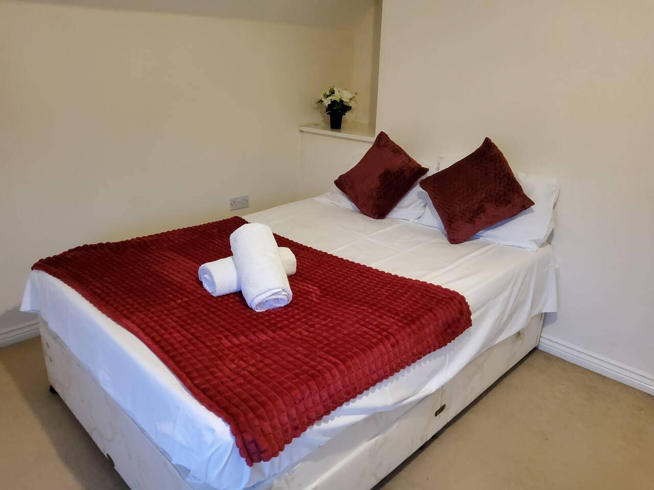 8 Guests - 4 Bedrooms - Parking - Garden in Costessey, Norfolk