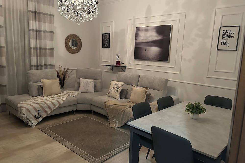 Entire apartment, Cozy Room with luxurious living room / staff available 24/7 in Piacenza, Piacenza Province