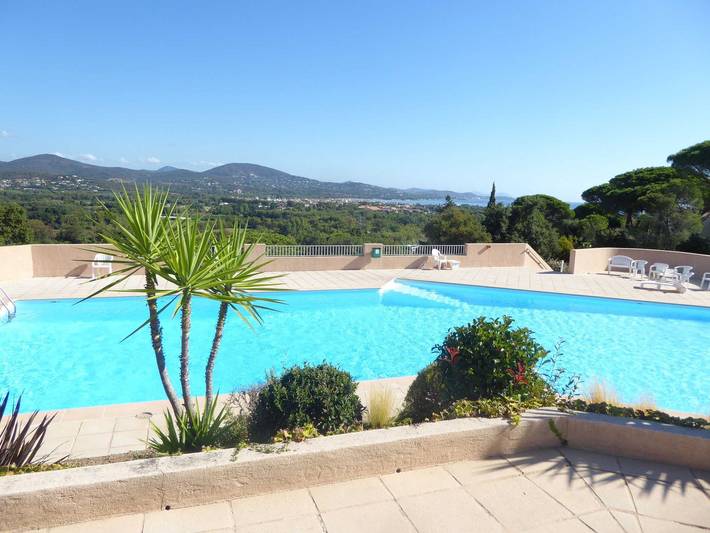 Ferienhaus für 4 Personen, mit Balkon und Terrasse sowie Pool und Ausblick in Cogolin