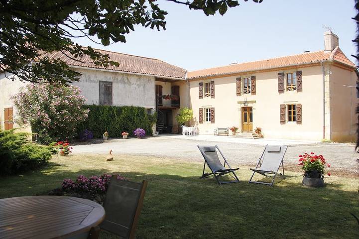 Location de vacances pour 8 personnes, avec balcon et jardin à Sainte-Dode