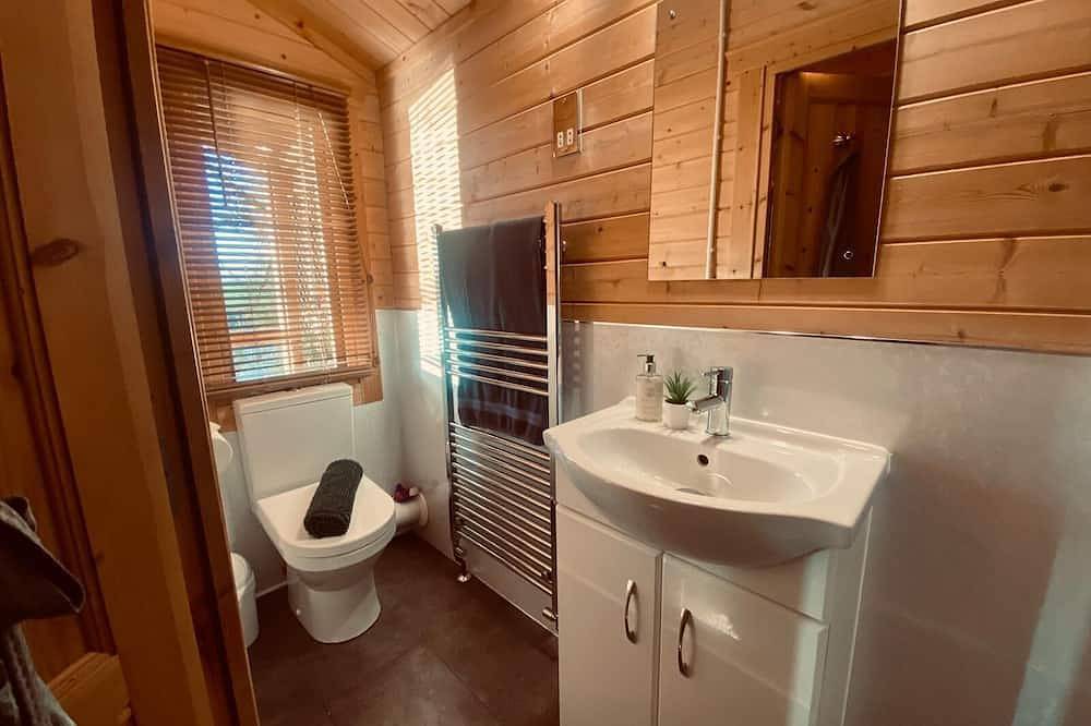 Romantic Lakeside Lodge with Hot Tub at Kingfisher Lakes Glamping in Brandesburton, East Riding of Yorkshire