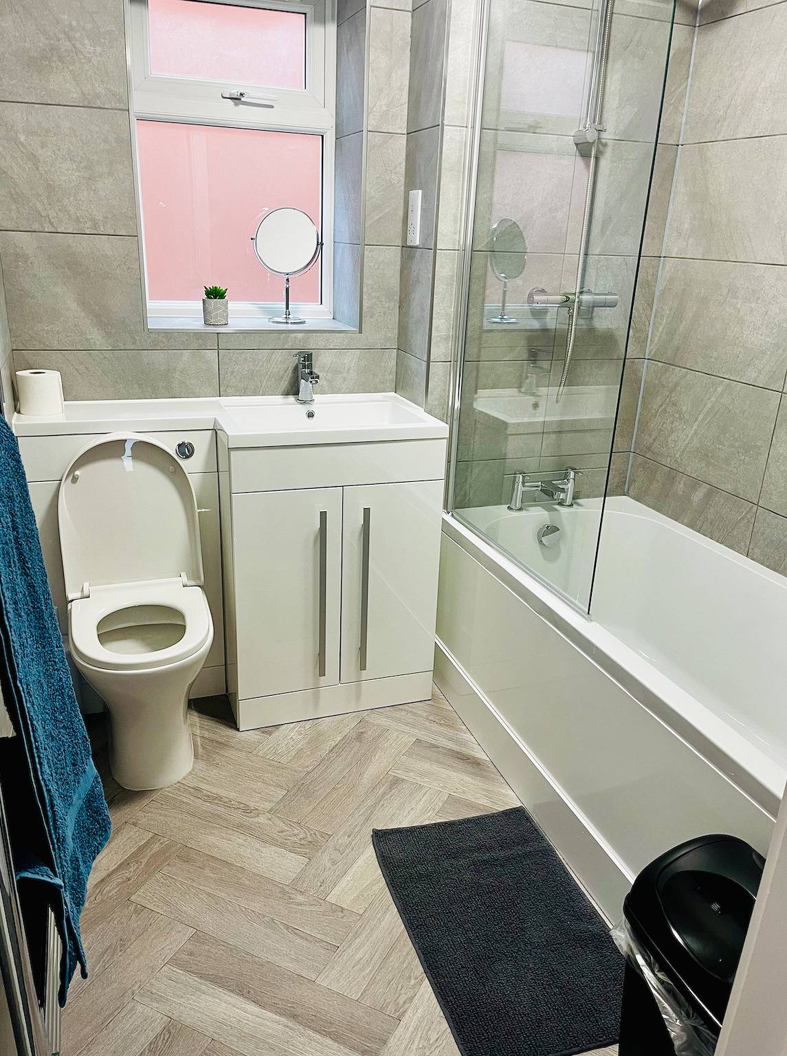 Entire vacation apartment, 2 Bed Flat - Sleeps 8 - Pets - Garden - Parking in Derbyshire