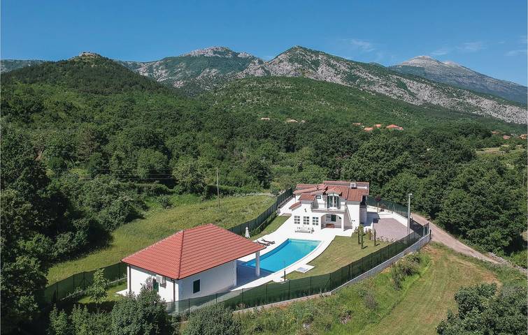 Reizende 220 m² große Ferienwohnung mit Pool, Terrasse und WLAN in der Nähe des Flusses Cetina in Dalmatinisches Zagora
