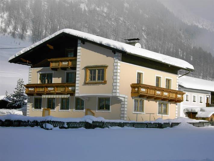 Ferienwohnung für 6 Personen, mit Balkon und Garten sowie Ausblick in Schmirn