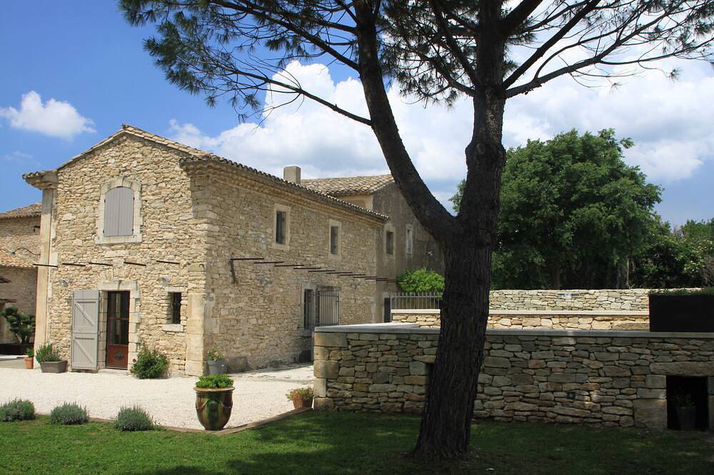 Menerbes old stone wine cellar with secure pool & fenced garden in Ménerbes, Parc naturel régional du Luberon