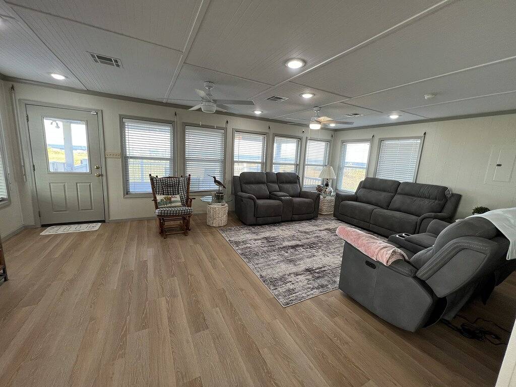 Campanile ist ein Strandcamp mitten auf Grand Isle in Grand Isle, Jefferson Parish