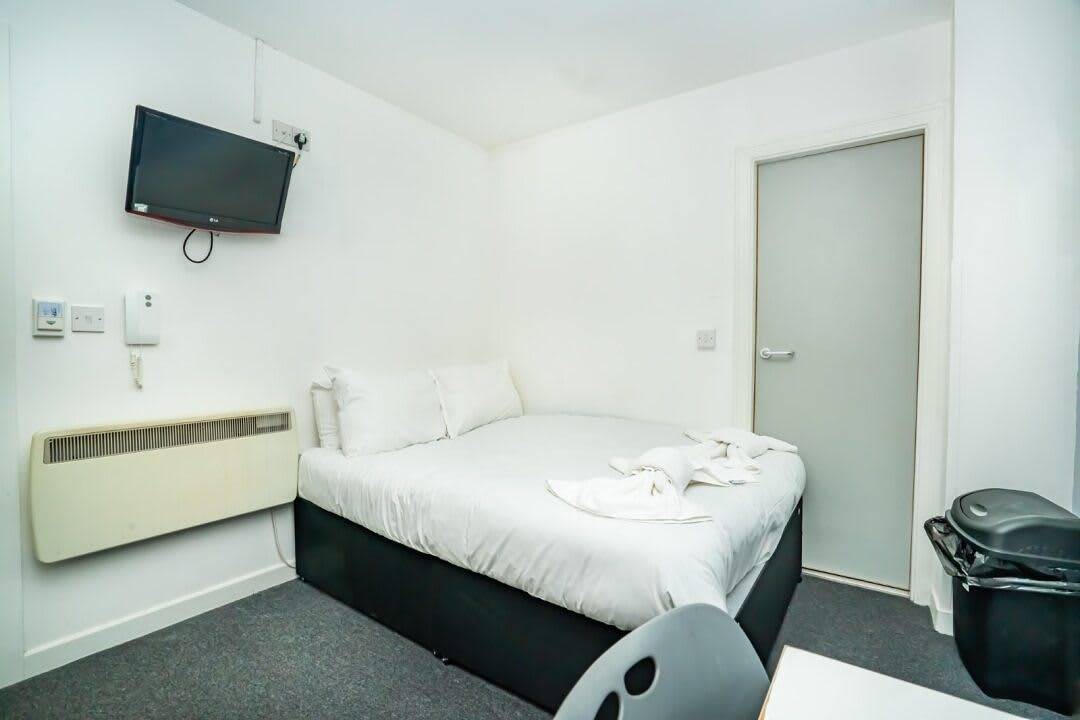 Entire apartment, Combination of 2 Budget En-Suite Rooms w Kitchen in Coventry, Birmingham Area