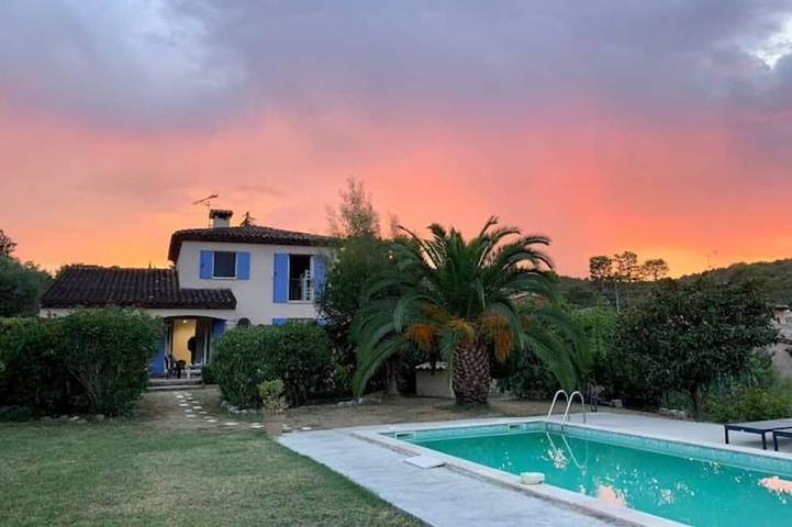 Location de vacances pour 4 personnes, avec terrasse ainsi que jardin et piscine à Roquefort-les-Pins