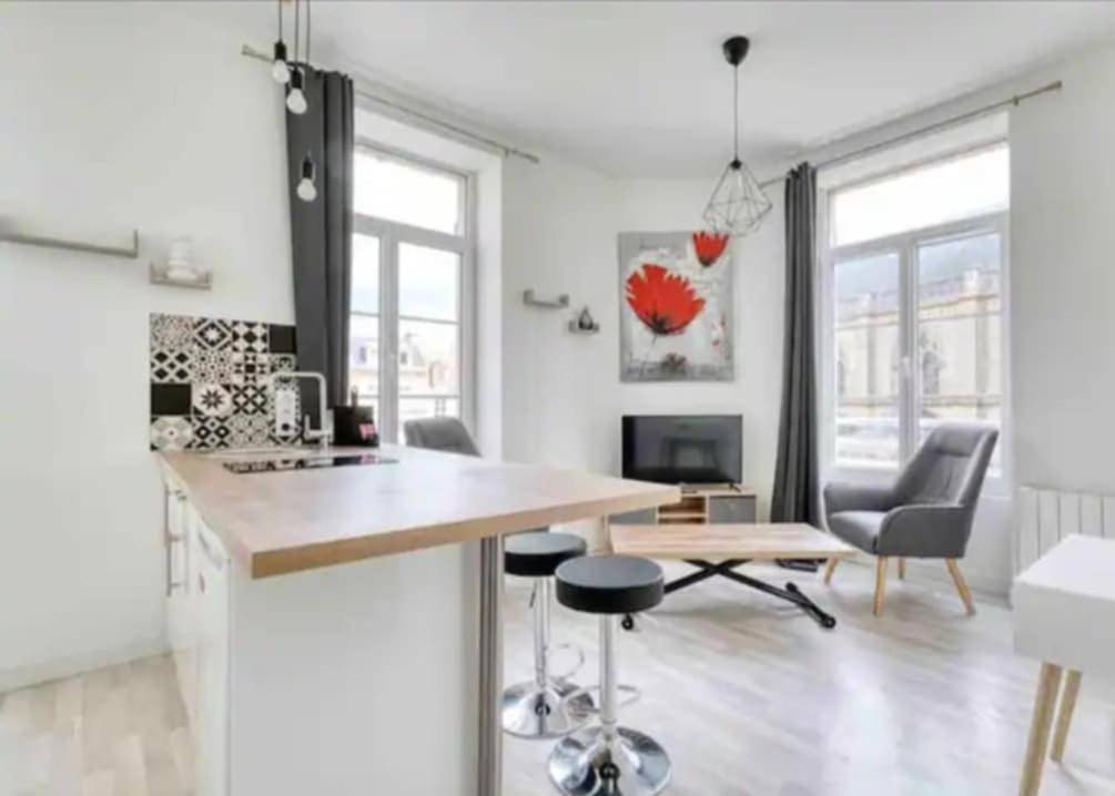 Appartement entier, One-Bedroom Apartment with City View in Douvres-la-Délivrande, Région de Caen