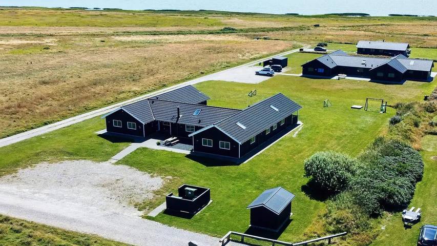 Ferieudlejning for 23 personer, med pool og jacuzzi såvel som terrasse og sauna, husdyr tilladt i Vejlby Klit