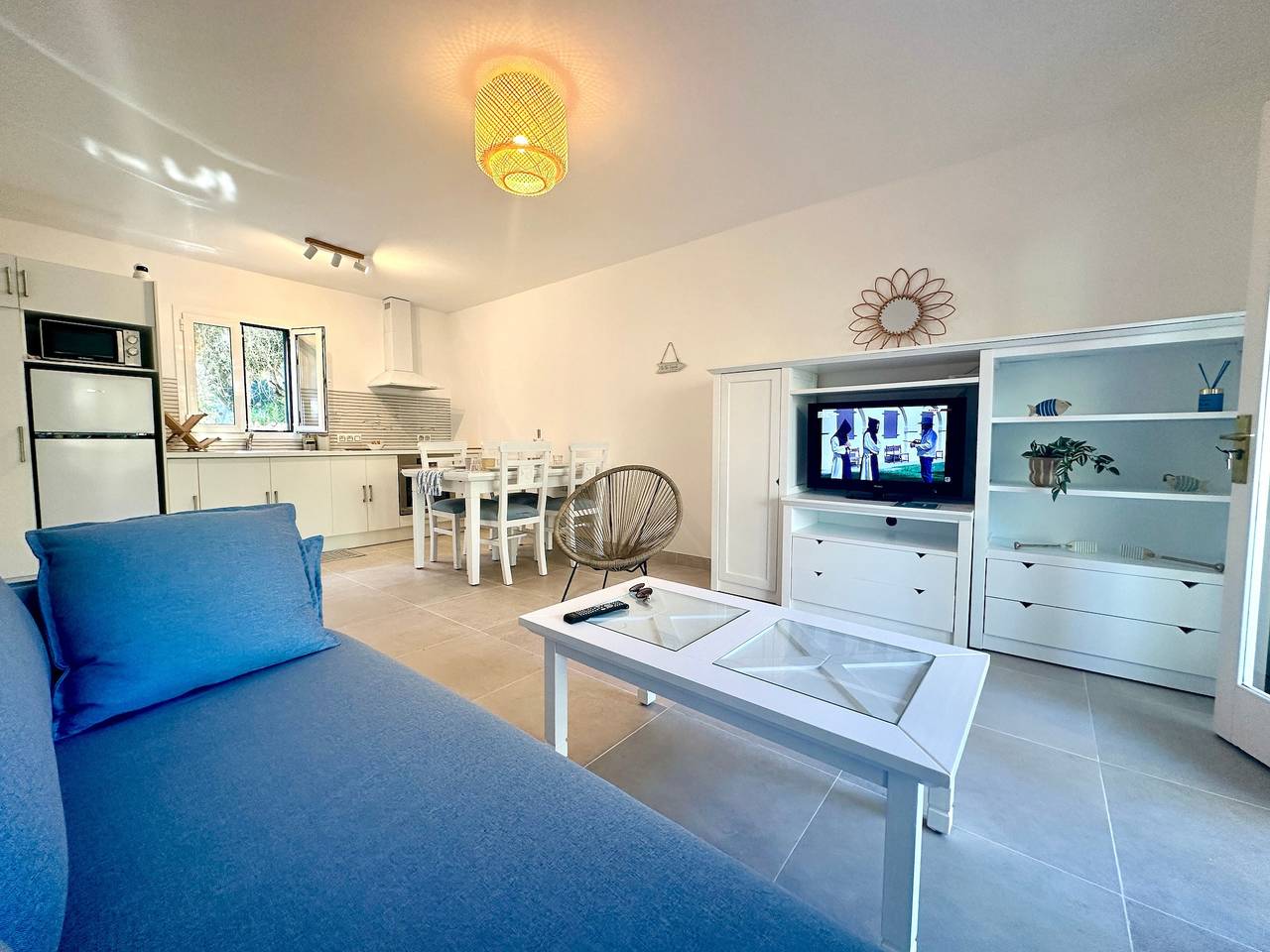 Appartement entier, Appartement 'Addaia' avec vue sur la montagne, piscine partagée et Wi-Fi in Port d'Addaia, Es Mercadal