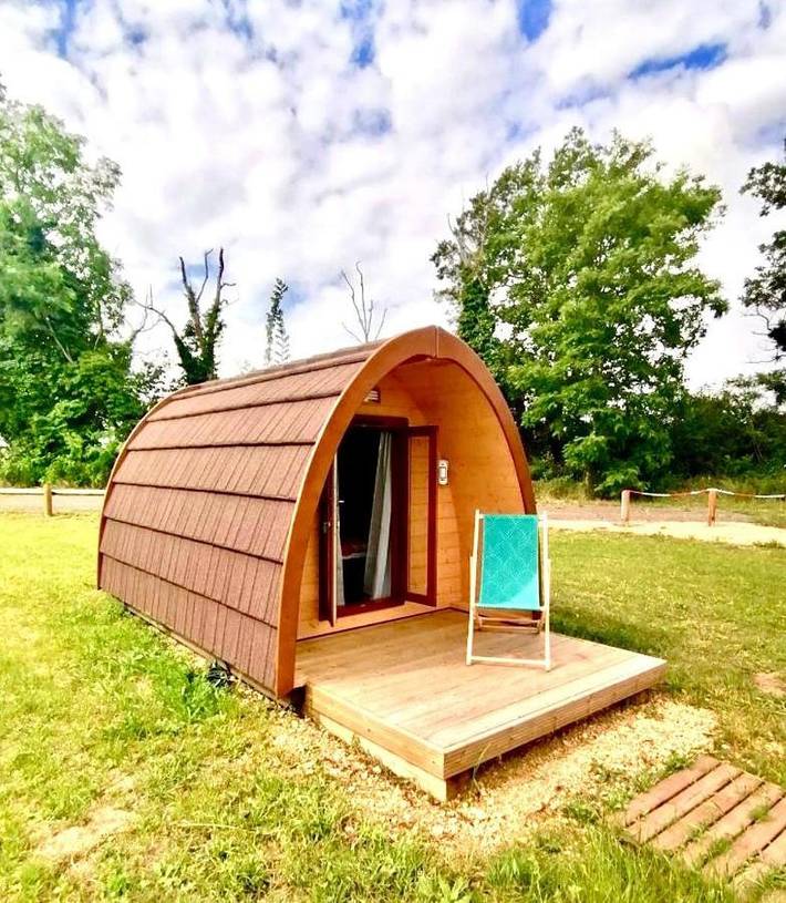 Location de vacances pour 2 personnes, avec Terrasse ainsi que Jardin et Vue à Luthenay-Uxeloup