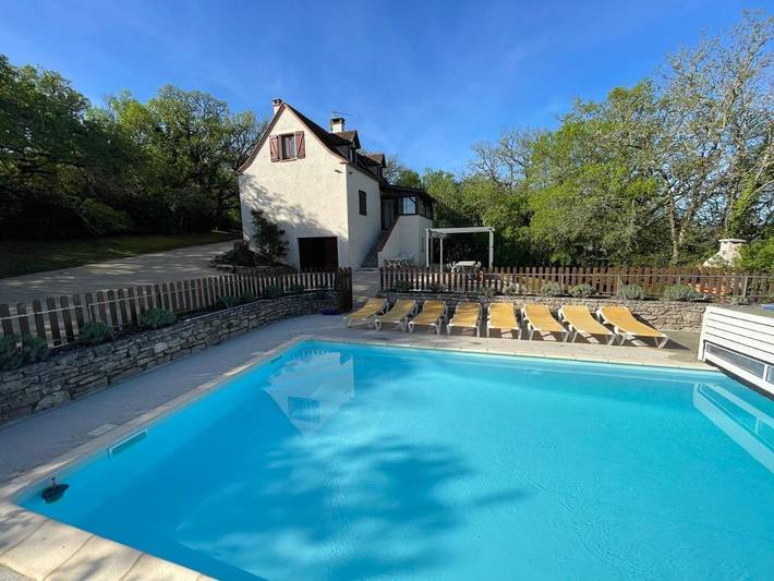 Location de vacances pour 12 personnes, avec Balcon et Terrasse ainsi que Jardin et Piscine à Calvignac