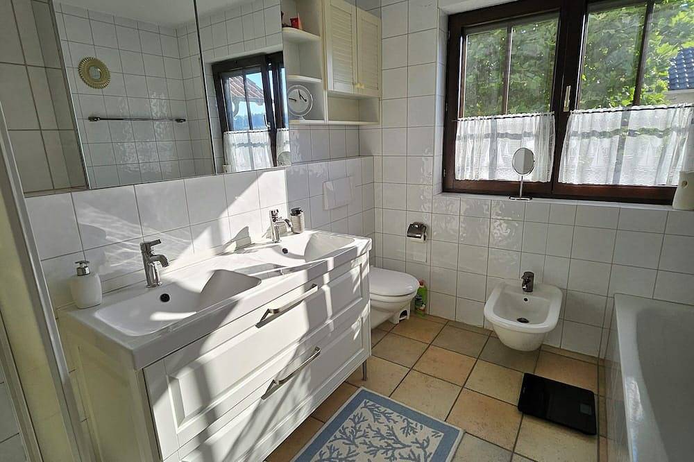 Ganze Wohnung, Großzügige Ferienwohnung am Aartalsee – Arbeiten & Entspannen im Grünen in Bischoffen, Naturpark Lahn-Dill-Bergland