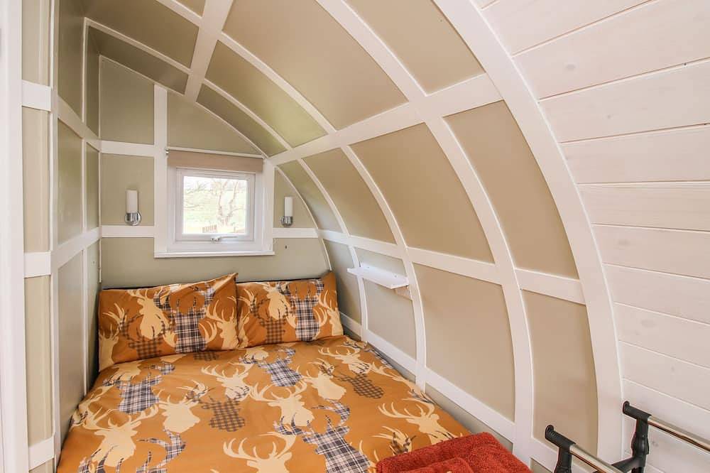 Cherry Pod 2, pet friendly, with a garden in Meole Brace in Shrewsbury, Shropshire