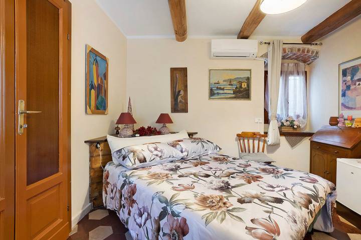 Stanza 'Stanza 2' con vista montagna, Wi-Fi e aria condizionata in Casano-Dogana-Isola, Luni