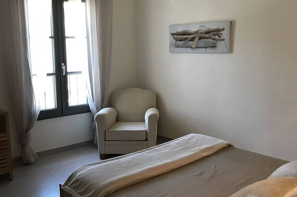 House With Patio & Pool In The Heart Of The Ramparts! in Aigues-Mortes, Côte d'Améthyste
