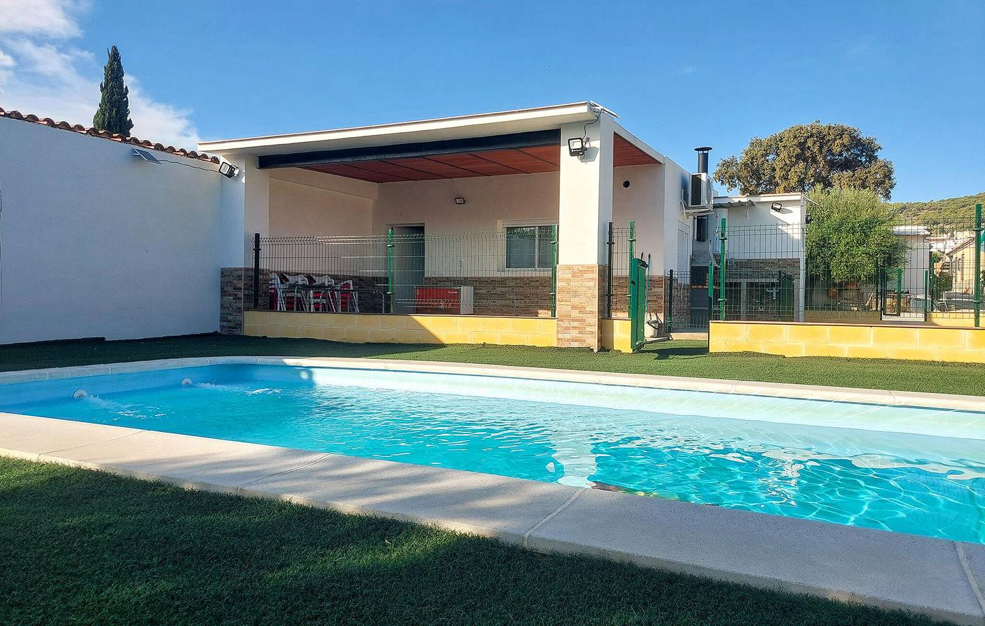 Moderne 2-Zimmer-Wohnung mit Pool und Parkplatz in der Nähe des Stadtzentrums von Bornos in Bornos, Pueblos Blancos