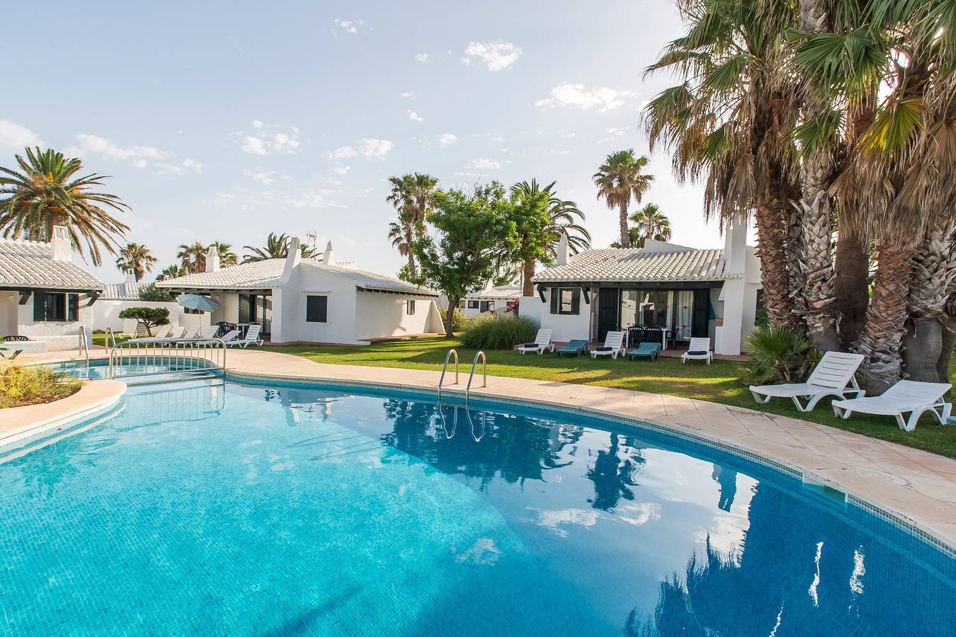 Schönes Ferienhaus in Wohnanlage mit Pool, Wlan, Terrasse und Liegewiese in Binisafuller Platja, Sant Lluís
