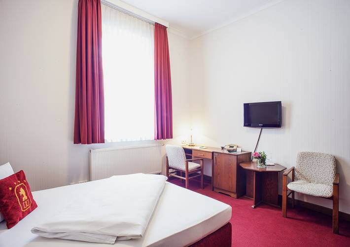 Ganze Ferienwohnung, Hotel Schwarzer Bär Jena - Einzelzimmer mit Du/Wc in Jena, Saaleland