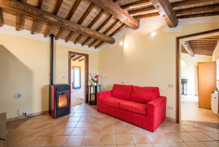 Entire apartment, Apartment 'Faetino - Pavone' with Shared Pool, Private Garden and Wi-Fi in Colle di Val d'Elsa, Siena Province