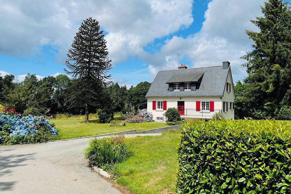 Detached house with very large private garden in a quiet location in Plouguernével, Guingamp Region