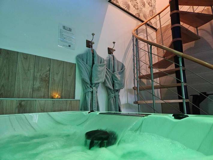 Maison de vacances pour 2 personnes, avec terrasse ainsi que jacuzzi et jardin