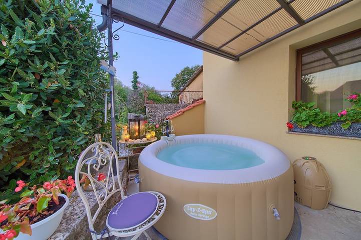 Ferienhaus für 6 Personen, mit Balkon und Whirlpool sowie Garten in Vrbnik