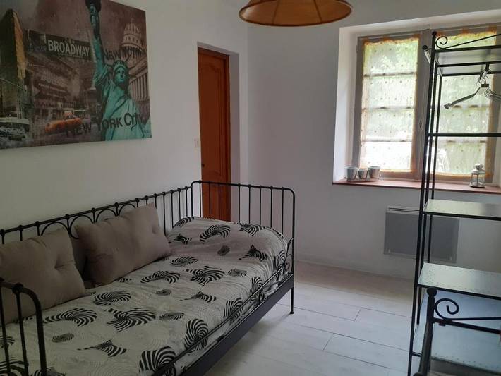 Gîte pour 3 personnes, avec vue ainsi que terrasse et jardin, animaux acceptés à Aubin - 2