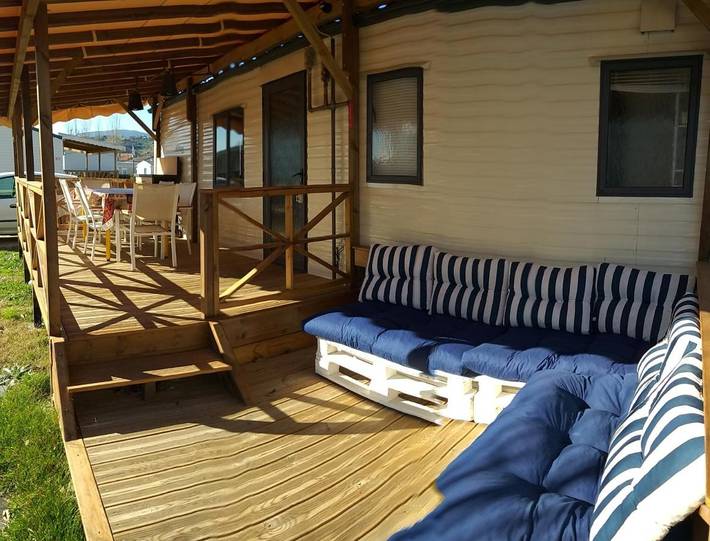 Camping pour 6 personnes, avec Balcon et Terrasse ainsi que Jardin et Bassin pour enfant