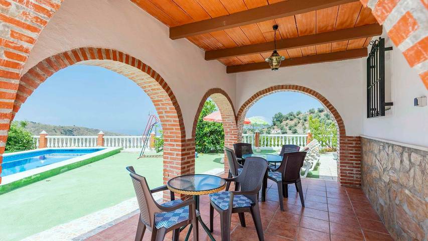 Casa de vacaciones para 6 personas, con Balcón/Terraza además de Jacuzzi y Piscina en Canillas de Aceituno