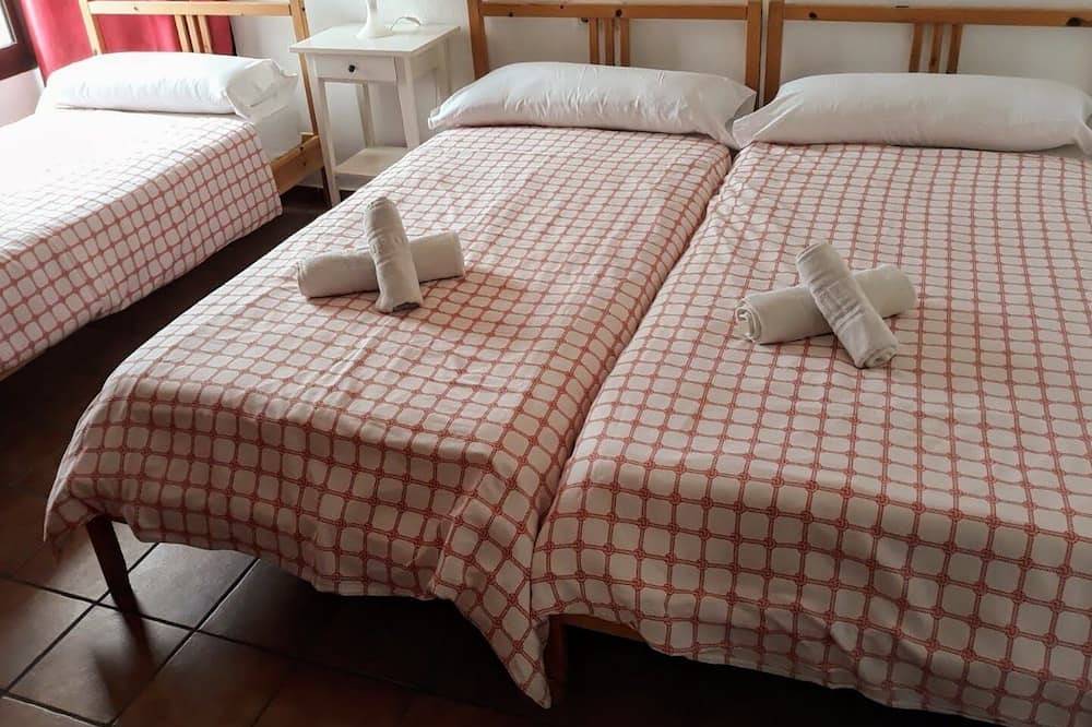 Gran villa, con piscina y parking privados, muy cerca de la playa, para 12 pax. in Cala Morell, Ciudadela