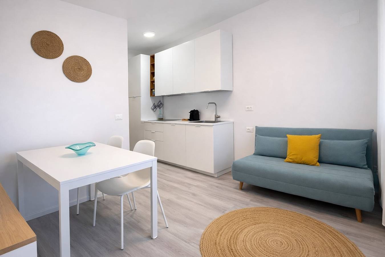 Geheel appartement, Appartement 'Leon Flat' met Gedeeld Zwembad, Privéterras en Wi-Fi in Peschiera del Garda, Garda Bergen