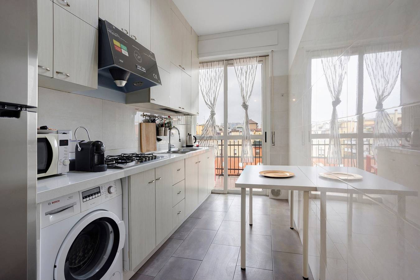 Apartamento entero, Luminoso piso en Affori, Milán, con balcón en cada habitación in Milán, Provincia de Milan