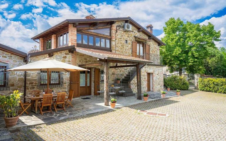 Villa per 4 persone, con Balcone e Terrazza nonché Giardino e Piscina a Poppi