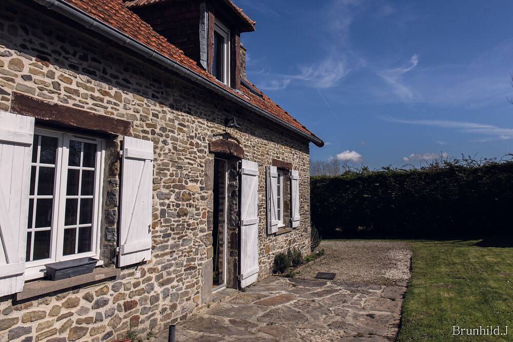 Ancienne boulangerie restaurée en gîte, beaucoup de charme, situation rurale in Denneville, Région de Coutances