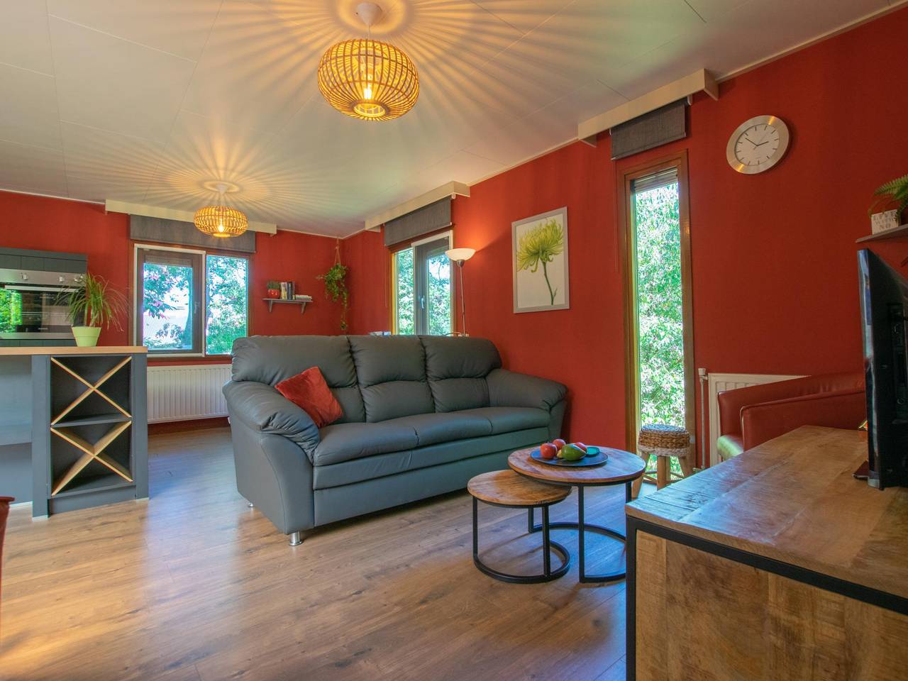 Chalet in het bos met veranda en sauna in Uden, Noord-Brabant