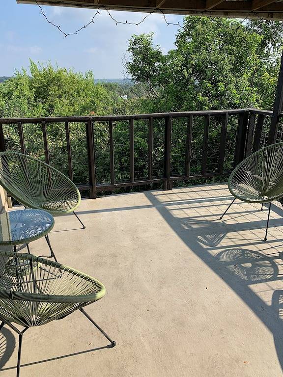 Ganze Wohnung, Erstaunliche Aussicht - 2 Blocks zum Park, Springs, Trails, River - 2 Meilen zum Dt - King Bed! in Austin, Travis County