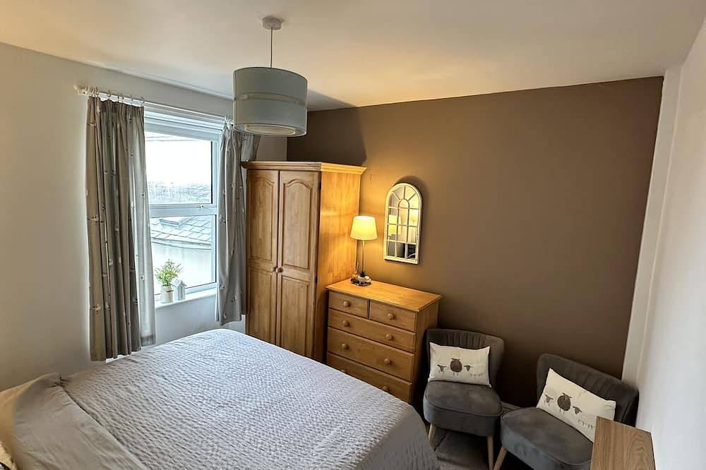 Beautiful House in picturesque Morfa Nefyn. Sleeps 12 and 2 mins from the beach in Nefyn, Gwynedd
