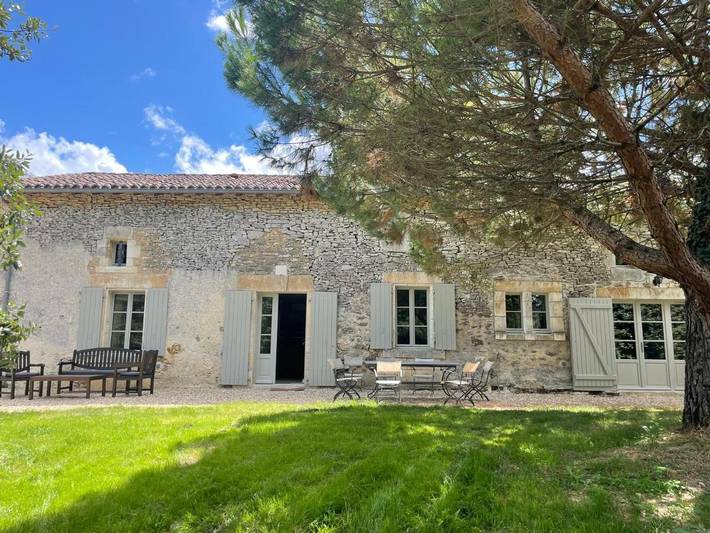 Location de vacances pour 11 personnes, avec jardin et piscine ainsi que terrasse et vue à Chapdeuil