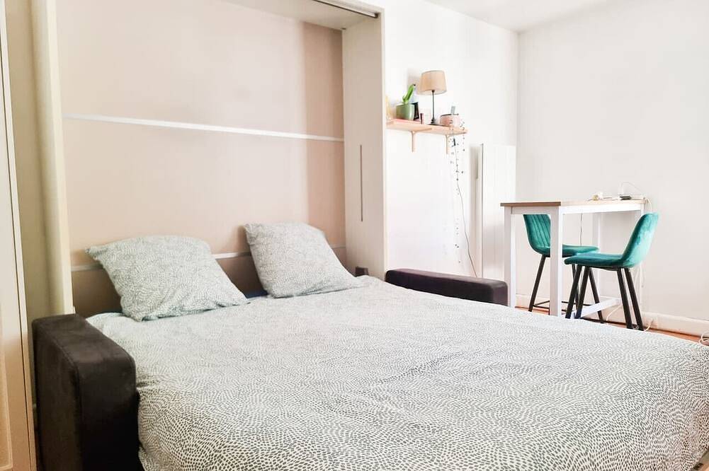 Entire apartment, Large studio with terrace 15 minutes from Paris-La Défense in Suresnes, Hauts-de-Seine