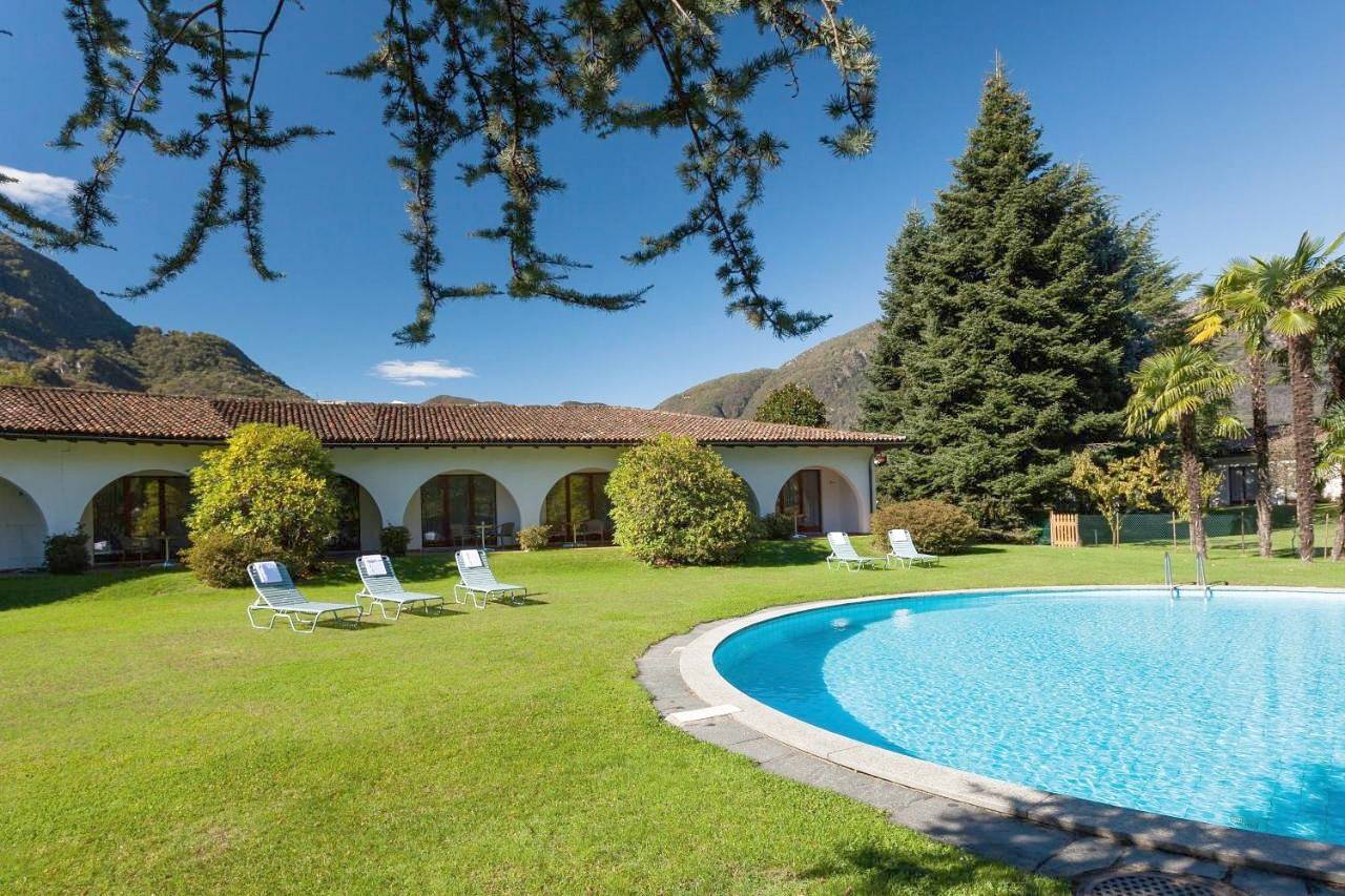 Hotel Garni Elena, Pool & Garden in Losone, Tessiner Alpen